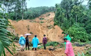Des glissements de terrain en Indonésie causés par le cyclone Senyar. (Photo : Agence nationale indonésienne de gestion des catastrophes, domaine public, tiré de Wikimedia Commons.)