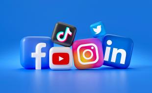 Les médias sociaux sont maintenant interdits aux usagers de moins de 16 ans en Australie. (Photo de Mariia Shalabaieva sur Unsplash.) 