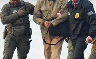 Des agents fédéraux américains escortent Nicolás Maduro, le président vénézuélien, vers un tribunal américain. (Photo via Instagram.)