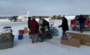 Des habitants de la Première Nation de Kashechewan se préparent à évacuer. (Photo tirée de Facebook.)