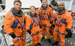 L’équipage d’Artemis II, de gauche à droite : Reid Wiseman, Christina Koch, Jeremy Hansen et Victor Glover. (Photo : NASA / David DeHoyos.)