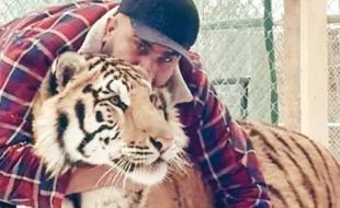Zohaib Masood avec un tigre qu’il gardait dans sa propriété.