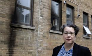 Lisa Grushcow, rabbin, se tient devant une synagogue de Montréal qui a été endommagée par un incendie. (Photo tirée de X.)